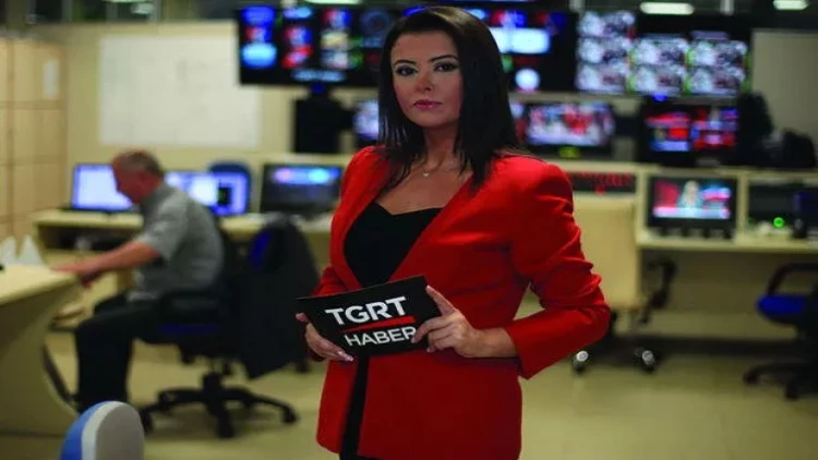 Stəkanın üzərindəki loqoya görə işdən qovulan aparıcı açıqlama verdi: “Məndən də dinləyin” - FOTO