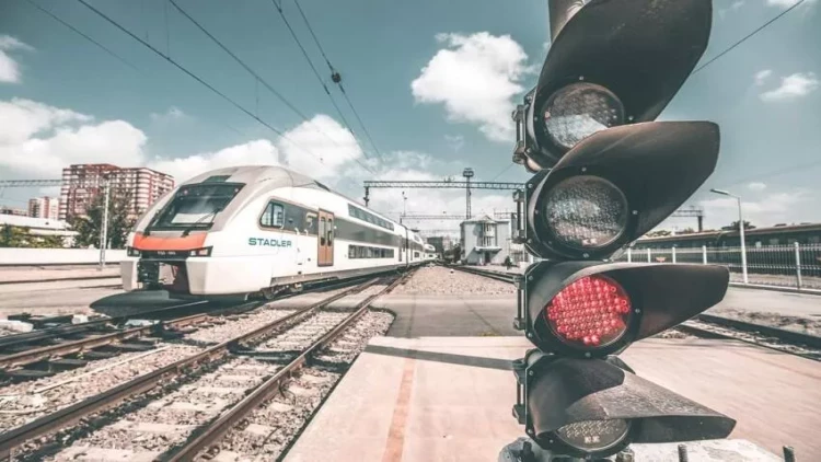 Güclü külək qatarların hərəkət qrafikindən çıxmasına səbəb oldu