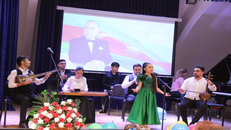 Qara Qarayev Mərkəzi İncəsənət Məktəbi və Fidan Hacıyevanın Vokal Musiqi Məktəbi xeyriyyə konserti keçirib - FOTO