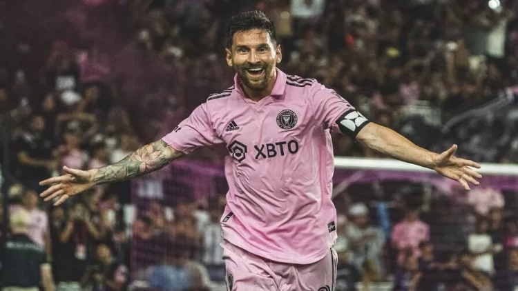 Messi onu öz yanına aparır