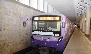 Bakı metrosunda xətlərə bəzədilmiş qatar buraxıldı - FOTO
