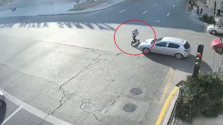 İşıqforun qırmızı işığında keçən elektroskuter sürücüsünü maşın vurdu - ANBAAN VİDEO