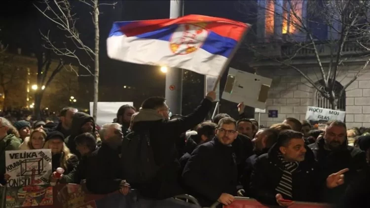 “Rəngli inqilablar”ın yeni hədəfi: Qərb Serbiyanı qarışdırır