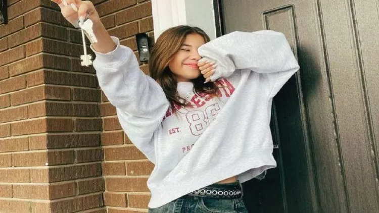 13 yaşlı bloqer üç mərtəbəli malikanə aldı - FOTOlar