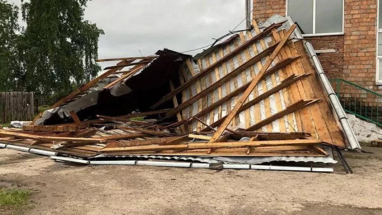 Gədəbəydə külək evin dam örtüyünü dağıdıb, xəsarət alan var