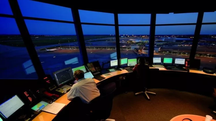 Berlin aeroportunda onlarla reys proqram təminatının nasazlığına görə gecikir