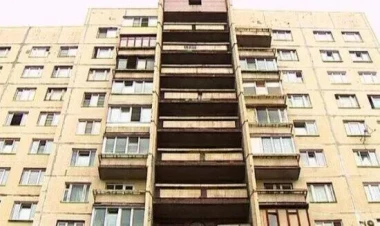 Əsəbi zəif olanlar baxmasın! Şaxta baba 24-cü mərtəbədən yıxılaraq öldü - VİDEO