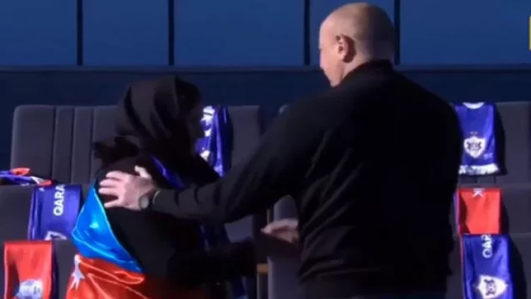 Prezident stadionda şəhid anası ilə görüşdü - VİDEO