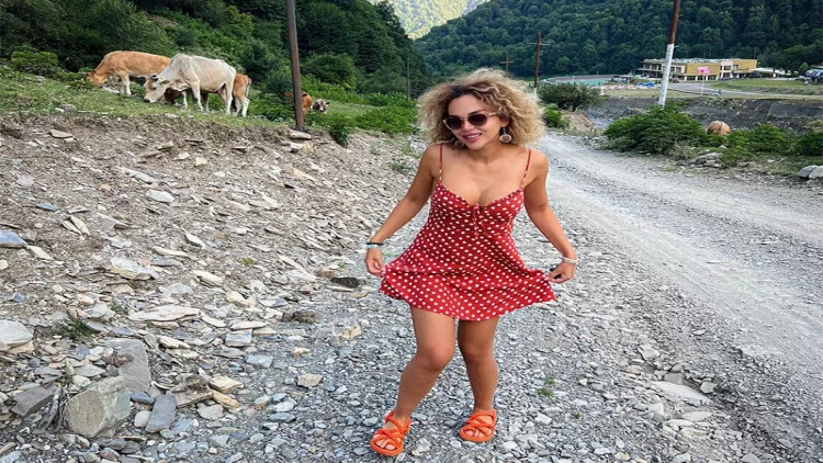 Azərbaycanlı modelin İstanbulda küçədə soyunması qalmaqal yaratdı - FOTO