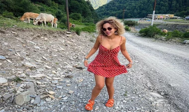 Azərbaycanlı modelin İstanbulda küçədə soyunması qalmaqal yaratdı - FOTO