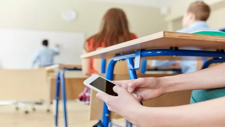 Şagirdlərin məktəbə telefon gətirməsi qadağan olunub? - RƏSMİ AÇIQLAMA