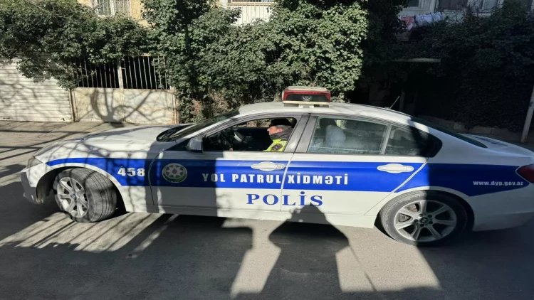 Yol polisi xəstə qadına belə kömək etdi - VİDEO