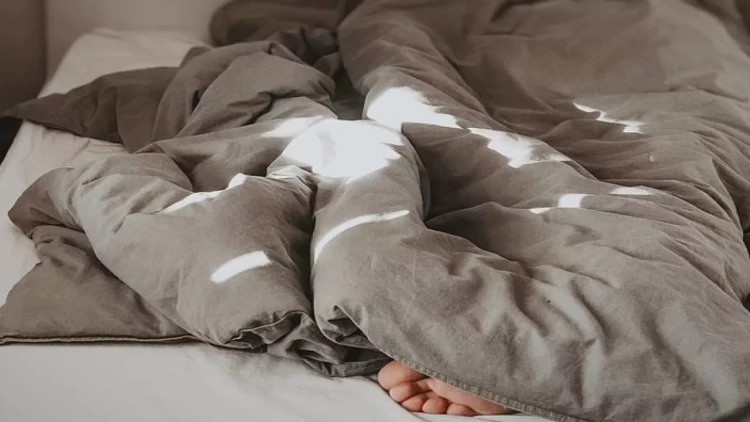 Yorğana bürünüb yatan qızın bədəni yandı