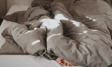 Yorğana bürünüb yatan qızın bədəni yandı