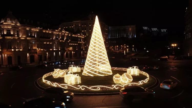 Bakıda Yeni il şənliklərinə hazırlıq görülür - FOTO