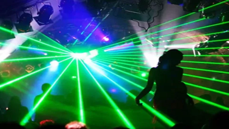 Reperin keçmiş sevgilisi klubda alt paltarında oynadı - FOTO