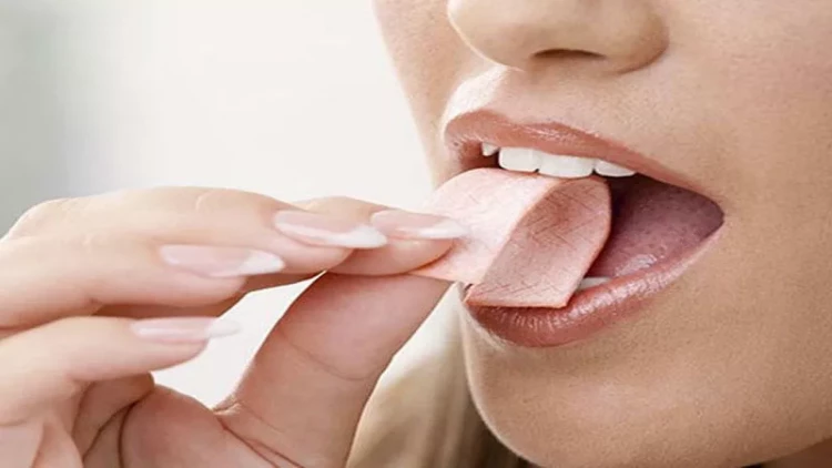 Ağızda saqqız olduğu halda dəstəmaz almaq və namaz qılmaq batildirmi?