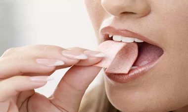 Ağızda saqqız olduğu halda dəstəmaz almaq və namaz qılmaq batildirmi?