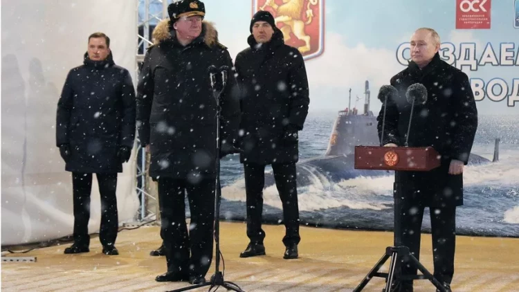 Putin 15 dərəcə şaxtada papaqsız danışdı - Züqanov qamçılamağı təklif etdi