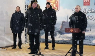 Putin 15 dərəcə şaxtada papaqsız danışdı - Züqanov qamçılamağı təklif etdi