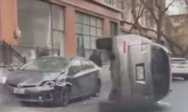 Bakıda “İnfiniti” “Prius”a dəyərək aşıb - VİDEO