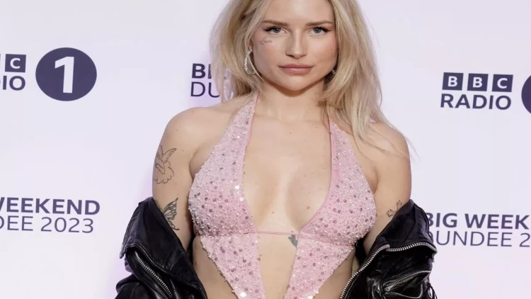 Məşhur model sinəsi açıq geyimi ilə diqqət çəkdi - FOTO