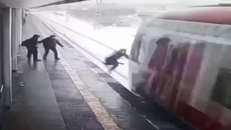 18 yaşlı oğlan qatarın altında qaldı - Platformada dəhşət: Anbaan görüntülər