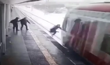 18 yaşlı oğlan qatarın altında qaldı - Platformada dəhşət: Anbaan görüntülər