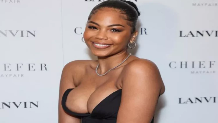 Tanınmış aparıcı tədbirə elə geyimdə qatıldı ki... - FOTO