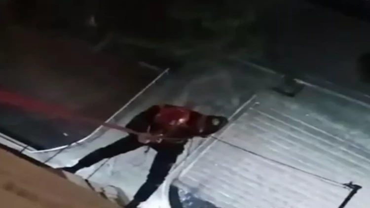 Köməksiz qalan azyaşlı belə xilas edildi - VİDEO