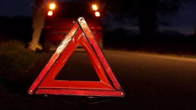 Avtomobil beton dirəyə çırpıldı - Ölən var