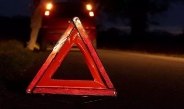 Avtomobil beton dirəyə çırpıldı - Ölən var