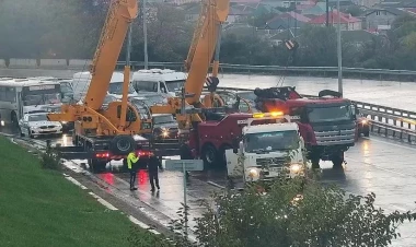 Bakıda təhlükəli qəza - evakuator aşdı, yola yağ dağıldı - FOTO