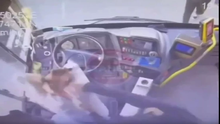 Avtobus sürücüsü dilinin bəlasına düşdü: sərnişinlər onu... - VİDEO