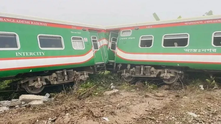 Qatar relsdən çıxdı, ölən və yaralananlar var