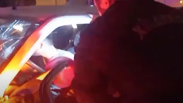 Bakıda iki maşın toqquşdu - Sürücü və sərnişinlər avtomobildən belə çıxarıldı - VİDEO