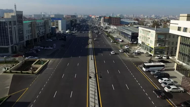 Bakıda yol çökdü, avtomobillərə ziyan dəydi - FOTO