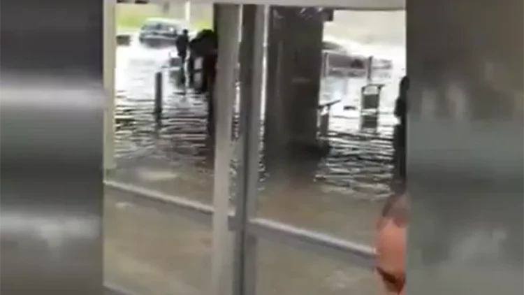 Hava limanını su basdı - VİDEO