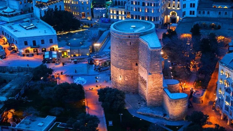 Bakıda tarixi binada dodaq uçuqladan qiymətə mənzil - FOTO