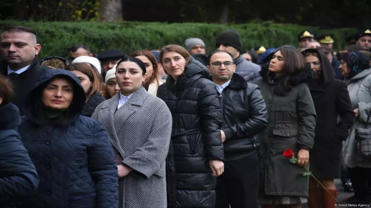 Azərbaycan xalqı Ulu Öndərin xatirəsini yad edir - FOTO
