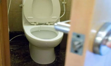 Tualetin içindən çıxan hər kəsi şoka saldı - FOTO