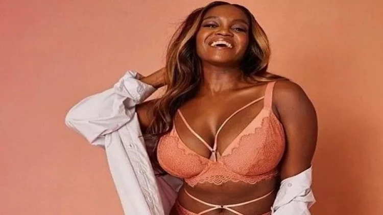 Hamilə rəqqasədən yarıçılpaq pozalar - FOTOlar