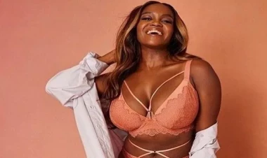 Hamilə rəqqasədən yarıçılpaq pozalar - FOTOlar