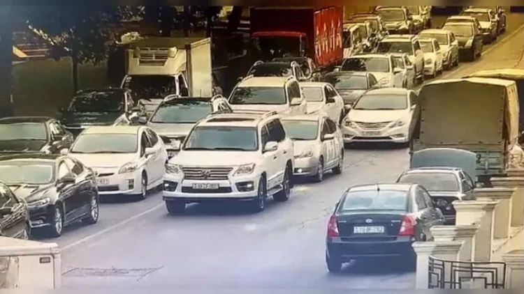 “Prius” sürücüsü 150 manatlıq cərimədən yayınmaq üçün görün nə etdi