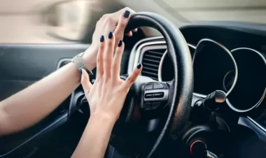 Bakıda polislər yolda qalan xanım sürücüyə bu cür yardım etdilər - FOTO