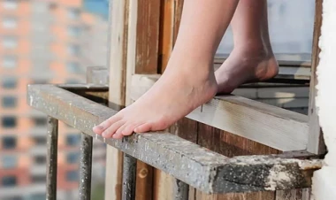 Məktəbdə qorxulu hadisə - 12 yaşlı qız pəncərədən yıxıldı