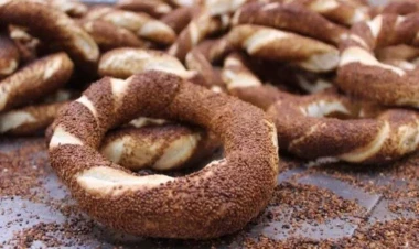 Evdə xırtıldayan simitlərdən həzz alın! - Budur tam ölçülü simit resepti!