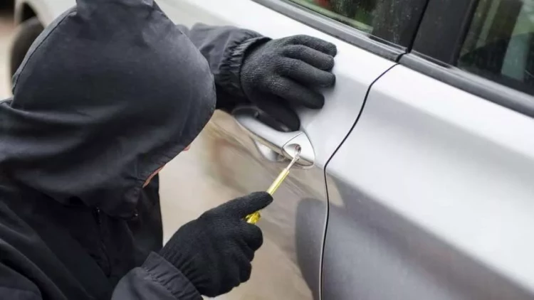 Bakıda avtomobildən 38 minlik qızıl oğurladılar