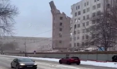 Universitetin divarı uçdu - Yoldan keçən maşın... - VİDEO