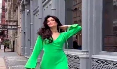 Qız mini ətək geyinib küçəyə çıxdı - ona baxanları kameraya çəkdi - VİDEO